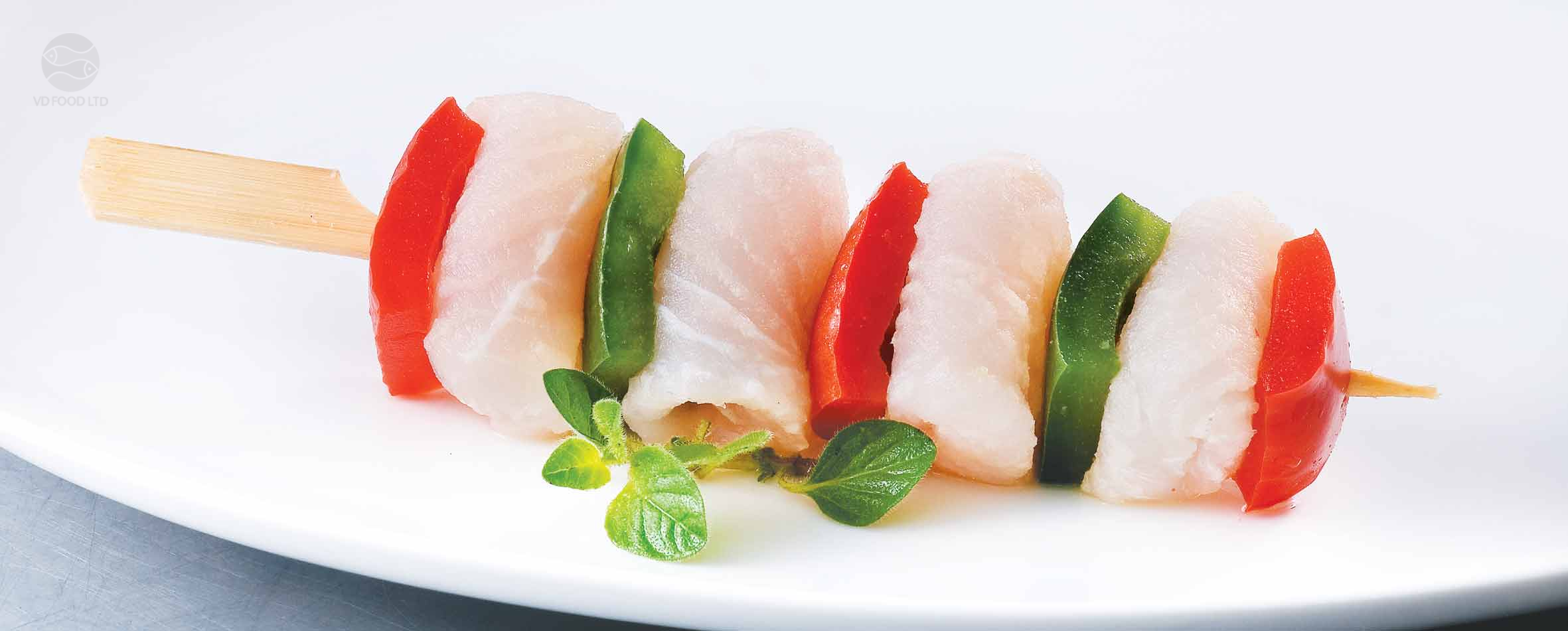 SKEWER OF PANGASIUS WITH GREEN AND RED PEPPER