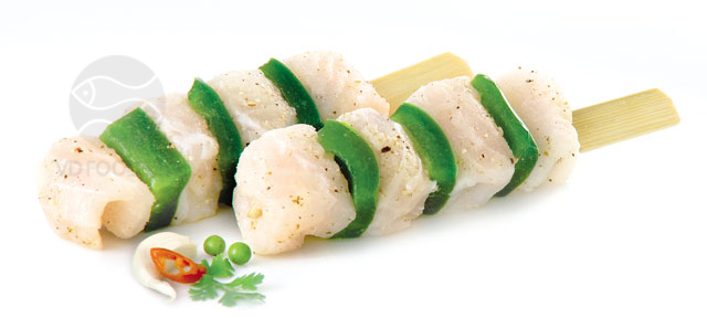 SKEWER OF PANGASIUS MARINATED WITH LEMON PEPPER AND GREEN PEPPER